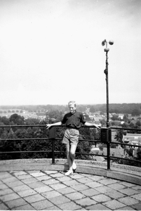 119733 Afbeelding van Adri Leijdekkers op de toren van het Koninklijk Nederlands Meteorologisch Instituut te De Bilt.